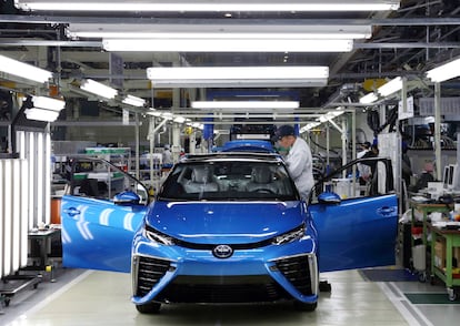 Fabricación del turismo Mirai, con pila de combustible de hidrógeno, en la factoría de Toyota en la prefectura japonesa de Aichi.