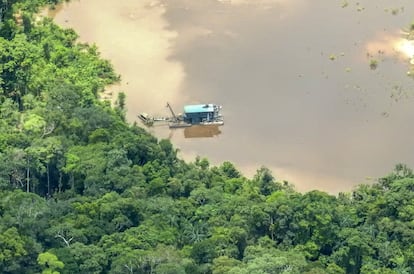 Una embarcación ilegal extrae oro del río Puré en el amazonas, en la frontera entre Colombia y Brasil, el 3 de abril de 2022.