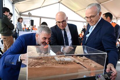 De izquierda a derecha, el alcalde de Barcelona, Jaume Collboni; el doctor Josep Tabernero, y el presidente de la Fundación ”la Caixa”, Isidro Fainé, observando la maqueta del CaixaResearch Institute.