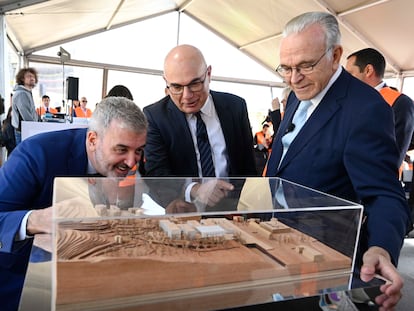 De izquierda a derecha, el alcalde de Barcelona, Jaume Collboni; el doctor Josep Tabernero, y el presidente de la Fundación ”la Caixa”, Isidro Fainé, observando la maqueta del CaixaResearch Institute.