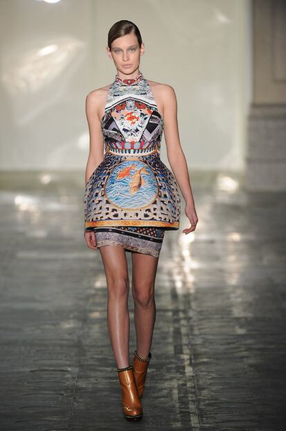 Un vestido de Mary Katrantzou: la diseñadora griega afincada en Londres acaba de ganar el premio al talento emergente que entrega el British Fashion Council. Sus estampados digitales hiperrealistas están influenciando la estampación en el textil. Además han hipnotizado a Anna Dello Russo, Alexa Chung o Leelee Sobiesky. El de la foto costaba 3.104€ y ahora vale 1.862€. No es ninguna ganga, pero tendrás un vestido de Katrantzou pre-mainstream, algo que te encantará si eres de esas que "escuchan grupos que todavía no existen".