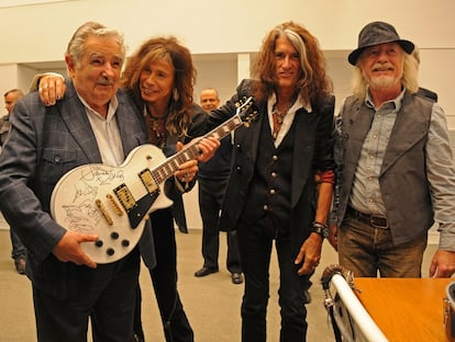Mujica recibió la visita de los músicos de Aerosmith en octubre de 2013. La banda regaló una guitarra autografiada al mandatario, que subastó para dedicar el dinero recaudado a un plan para la vivienda.