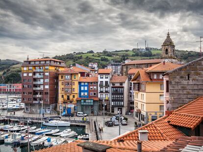 Vista del puerto y la ciudad de Bermeo, en la provincia vasca de Bizkaia.