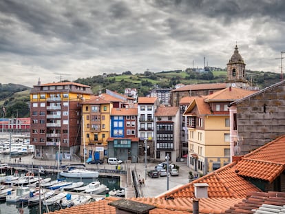 Vista del puerto y la ciudad de Bermeo, en la provincia vasca de Bizkaia.