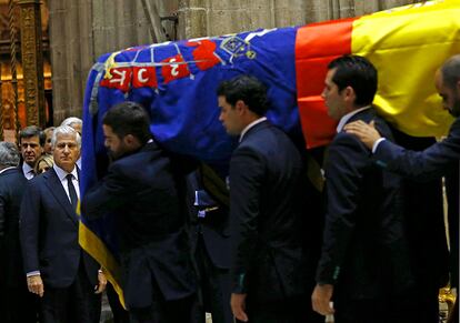 El hijo mayor de Cayetana Fitz-James Stuart, Carlos, durante el funeral celebrado en la Catedral de Sevilla.