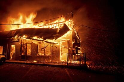 'Camp Fire' se suma a lo que es ya uno de los peores años en California en cuanto a incendios forestales. En la imagen, las llamas devoran una vivienda en la ciudad californiana de Paradise.