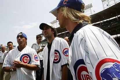 Roberto Carlos, Raúl y Guti, con el uniforme de los Cubs de béisbol, que jugaron contra Pittsburgh.