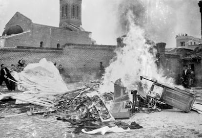 La foto muestra a anarquistas incendiando el mobiliario, libros y otros equipos del colegio religioso Los Ángeles en Madrid, 7 de mayo de 1936.