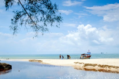 Un grupo de turistas llega en barca a una de las playas de la isla de Koh Ta Kiev.