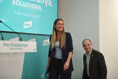 La portavoz en el Congreso de Junts, Miriam Nogueras y el secretario general de Junts, Jordi Turull, este martes durante la rueda de prensa.