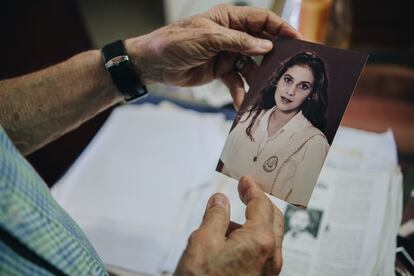 Martín Mestre sostiene un retrato de su hija Nancy Mariana Mestre