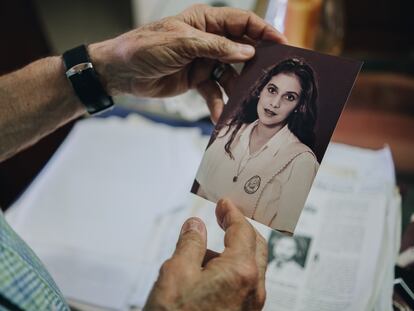 Martín Mestre sostiene un retrato de su hija Nancy Mariana, tomada pocos meses antes de morir.
