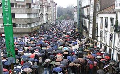 Miles de ciudadanos colapsaron las calles del centro histórico de Santiago de Compostela a pesar de la intensa lluvia.