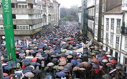 Miles de ciudadanos colapsaron las calles del centro histórico de Santiago de Compostela a pesar de la intensa lluvia.