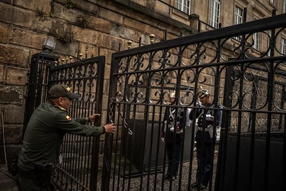 Un policía abre las puertas de la Plaza Núñez del Palacio de Nariño.