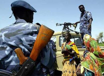 Policías sudaneses en la localidad de Tondosa