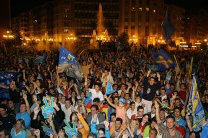 Miles de personas festejan el éxito de Alonso en la plaza de América de Oviedo.