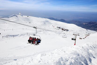 Sin pareja, con niños y nieve La agencia Puzzle Viajes (www.puzzleviajes.com) se ha especializado en programas para personas sin pareja pero con hijos pequeños. Para fin de año (del 30 de diciembre al 1 de enero) organiza una escapada a Granada y la estación de esquí de Sierra Nevada por 395 euros para un adulto más un niño de hasta 12 años; segundo o tercer niño, 175 euros (alojamiento, rutas y actividades, media pensión y cena con fiesta de Nochevieja). 