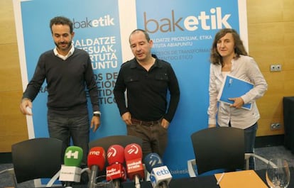 Pello Sarasua, Iker Usón y Marina Goikoetxea, miembros de Baketik.