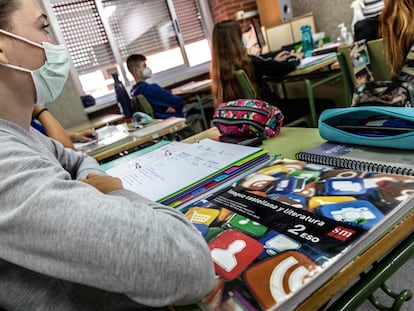 Clase de Lengua Castellana y Literatura en el instituto público Benicalap de Valencia, a finales de octubre..