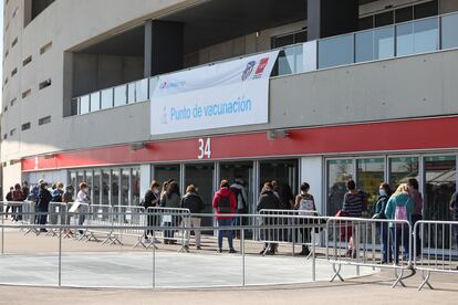 Varias personas esperan en el estadio Wanda Metropolitano para vacunarse este miércoles. 