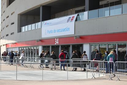 Varias personas esperan en el estadio Wanda Metropolitano para vacunarse este miércoles.