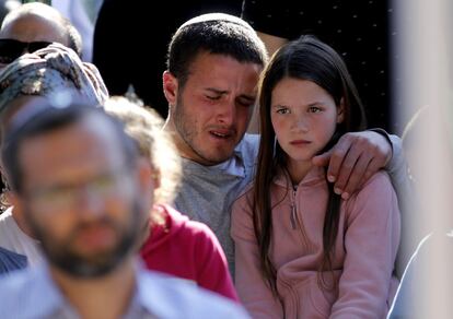 Un hombre y una niña reaccionan en el funeral del rabino Ahiad Ettinger, de 47 años, quien murió a causa de las heridas sufridas un día antes durante un ataque con arma y cuchillo, en el asentamiento de Eli, en la Cisjordania ocupada.