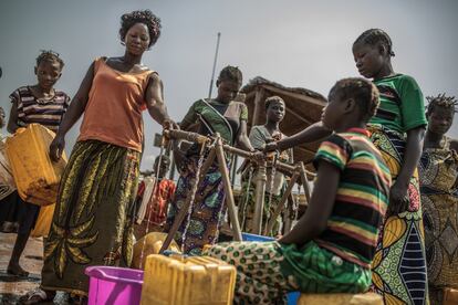 Celine Yandoma, recogiendo agua en un punto de distribución gestionado por Oxfam. Tiene 35 años y tres hijos. Huyó de su casa en Batanagafo cuando la milicia Seleka entro en su barrio quemó su casa y mató a su marido.