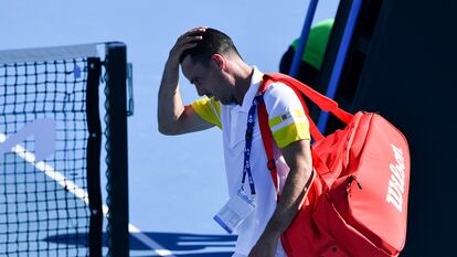 Spain's Roberto Bautista Agut leaves after losing against Moldova's Radu Albot during their men's singles match on day two of the Australian Open tennis tournament in Melbourne on February 9, 2021. (Photo by Paul CROCK / AFP) / -- IMAGE RESTRICTED TO EDITORIAL USE - STRICTLY NO COMMERCIAL USE --