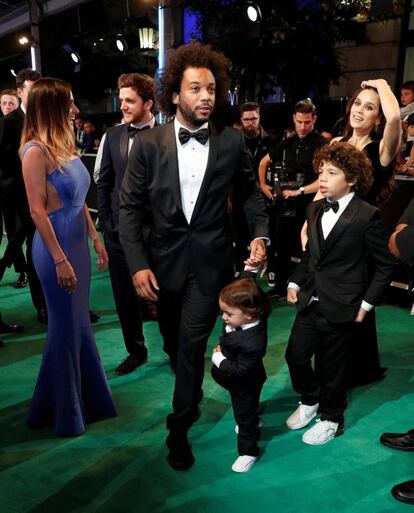 El lateral zurdo del Real Madrid, Marcelo, a su llegada a la entrega de premios 'The Best', junto a su familia.