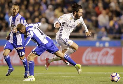 Isco intenta sortear al jugador del Deportivo Alex Bergantinos.