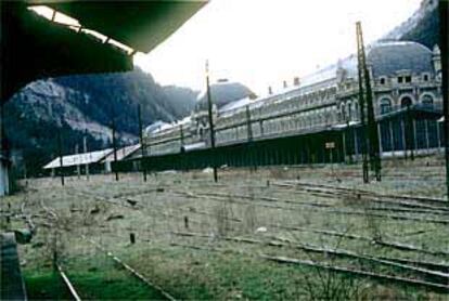 A 1.200 metros de altitud, la estación de Canfranc (1928), reliquia del gran eje transpirenáico.