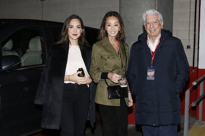 Desde la izquierda, Tamara Falcó, Isabel Preysler y Mario Vargas Llosa, a su llegada al concierto de Enrique Iglesias.