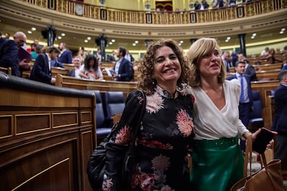 La ministra de Hacienda, María Jesús Montero (i) y la ministra de Educación, Pilar Alegría (d), durante la sesión plenaria en el Congreso, hoy jueves.