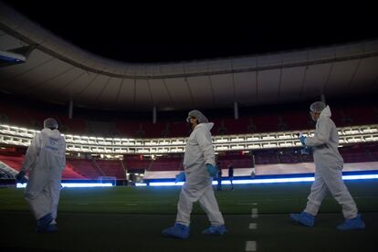 Personal desinfecta las instalaciones del estadio Akron como medida preventiva contra la covid-19 el pasado sábado.