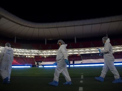 Personal desinfecta las instalaciones del estadio Akron como medida preventiva contra la covid-19 el pasado sábado.