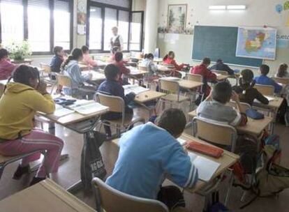 Alumnos en una clase de Primaria en el colegio Santa María de Vitoria.