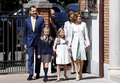 La vida de Leonor está llena de avances con respecto a algunas de las tradiciones de la Familia Real. Con nueve años, la Princesa recibió la primera comunión en una ceremonia sencilla, alejada de cualquier oficialidad pese a tratarse de la heredera al trono. Don Felipe y doña Letizia quisieron para ella un uniforme de colegiala y no de alteza; de hecho, ni tan siquiera se puso un típico vestido blanco de ceremonia. La costumbre del colegio es que los niños lleven el uniforme escolar que consiste, en el caso de las niñas, en una falda gris, jersey azul y zapatos oscuros.