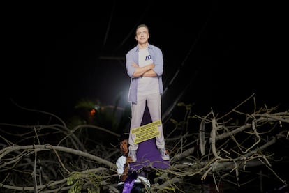 Un seguidor de Daniel Noboa, observa el paso de la caravana del candidato en Quito (Ecuador).