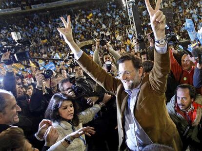 Mitin del PP en la campaña electoral de 2008. A la izquierda, Camps. Detrás de Mariano Rajoy, frena a los fotógrafos Álvaro Pérez.