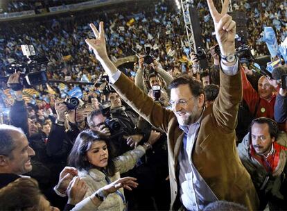 Mitin del PP en la campaña electoral de 2008. A la izquierda, Camps. Detrás de Mariano Rajoy, frena a los fotógrafos Álvaro Pérez.