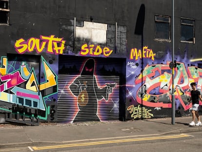 Una pared con pintadas de una de las bandas juveniles violentas implantadas en el conflictivo barrio de Digbeth, en Birmingham, en junio de 2021.