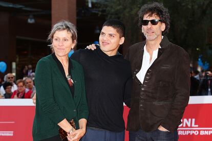 Frances McDormand, Pedro Coen y Joel Coen en el festival de Roma de 2015.