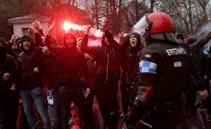 Hinchas del Marsella se dirigen a San Mamés custodiados por la Ertzaintza.