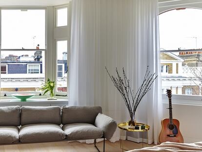 El sofá del dormitorio es el modelo Elisa, diseño de Enzo Mari para la firma italiana Driade. La mesilla auxiliar es un diseño de Philipp Mainzer que combina la bandeja Habibi con la base CM06, ambas producidas por e15.
