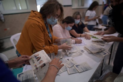 Oficiales electorales cuentan los votos en una casilla electoral en Bucaramanga, Colombia.