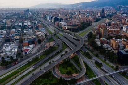 Carreteras vacías en Bogotá, en una imágen tomada el 20 de marzo.
