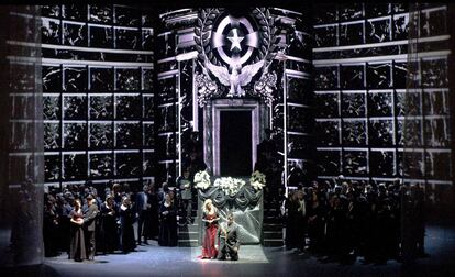 Estética hitleriana en una escena de Macbeth, de Giussepe Verdi, en el Teatro Colón.