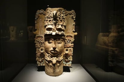 Un incensario del periodo comprendido entre el año 600 y 900 que forma parte de la exposición sobre el mundo maya en el museo Martin Gropius Bau.