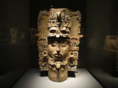 Un incensario del periodo comprendido entre el año 600 y 900 que forma parte de la exposición sobre el mundo maya en el museo Martin Gropius Bau.